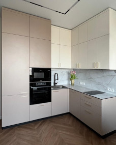 Угловая кухня в теплых тонах Угловая кухня в теплых тонах