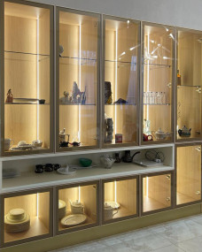 Шкаф-витрина корпусный Шкаф-витрина корпусный