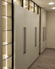 Корпусная прихожая с распашными фасадами Корпусная прихожая с распашными фасадами