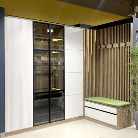 Угловая прихожая с рейками Угловая прихожая с рейками