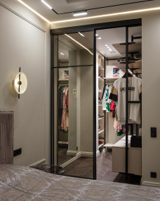 Открытая гардеробная с подвесной дверью Открытая гардеробная с подвесной дверью