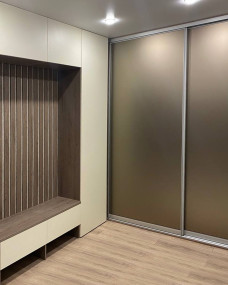 Прихожая с гардеробной Прихожая с гардеробной