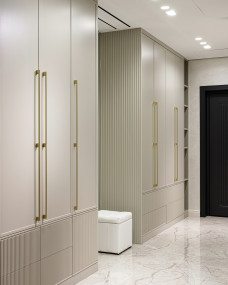 Распашной шкаф с фрезерованными фасадами Распашной шкаф с фрезерованными фасадами