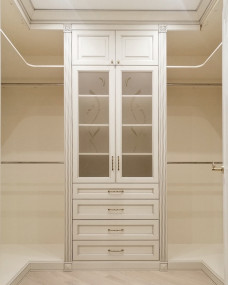 Гардеробная комната в классическом стилем из МДФ Гардеробная комната в классическом стилем из МДФ