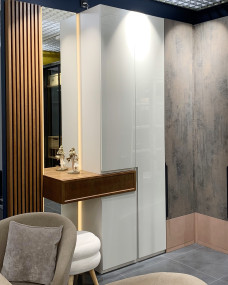 Прихожая с зеркалом и рейками Прихожая с зеркалом и рейками