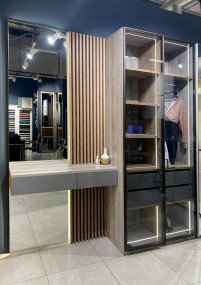 Прихожая с рейками и распашными фасадами Прихожая с рейками и распашными фасадами