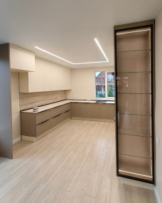 П-образная кухня с витриной П-образная кухня с витриной