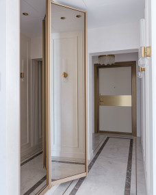 Распашной зеркальный шкаф  Распашной зеркальный шкаф