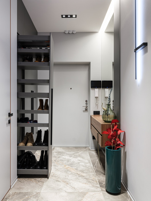 Шкаф в прихожую с выдвижной обувницей Шкаф в прихожую с выдвижной обувницей