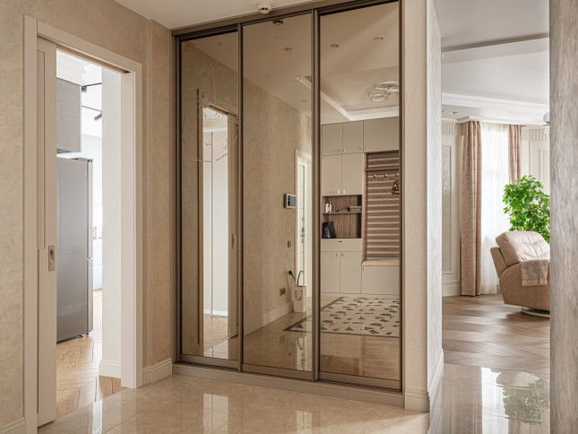 Встроенный шкаф-купе с пескоструйным рисунком Встроенный шкаф-купе с пескоструйным рисунком