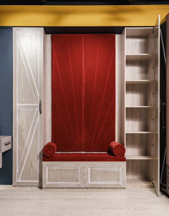Прихожая из шпона с мягким элементом Прихожая из шпона с мягким элементом