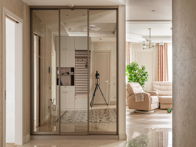 Встроенный шкаф-купе с пескоструйным рисунком Встроенный шкаф-купе с пескоструйным рисунком