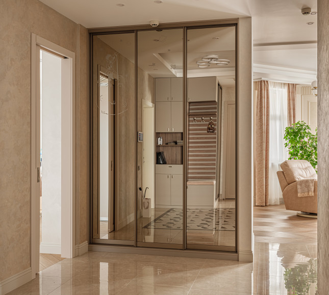 Встроенный шкаф-купе с пескоструйным рисунком Встроенный шкаф-купе с пескоструйным рисунком