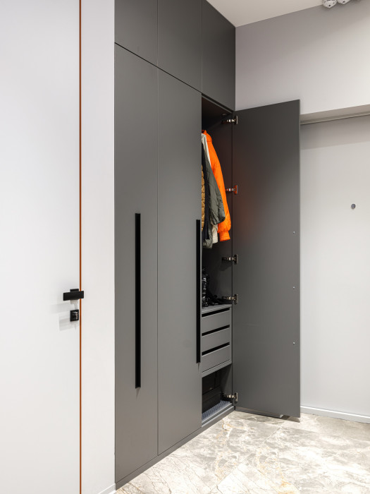 Шкаф в прихожую с выдвижной обувницей Шкаф в прихожую с выдвижной обувницей