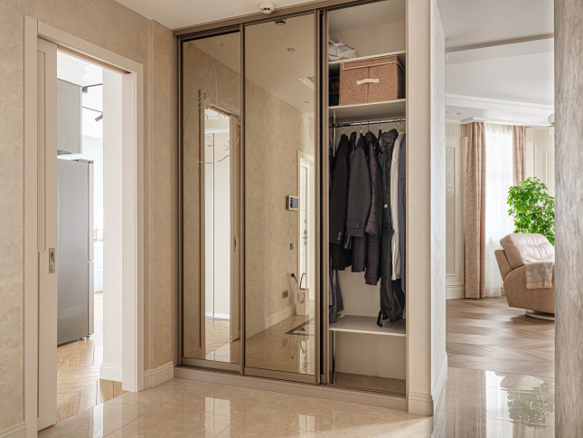 Встроенный шкаф-купе с пескоструйным рисунком Встроенный шкаф-купе с пескоструйным рисунком