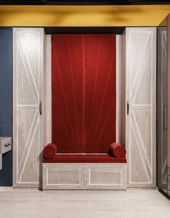 Прихожая из шпона с мягким элементом Прихожая из шпона с мягким элементом