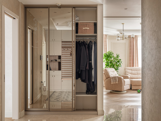 Встроенный шкаф-купе с пескоструйным рисунком Встроенный шкаф-купе с пескоструйным рисунком