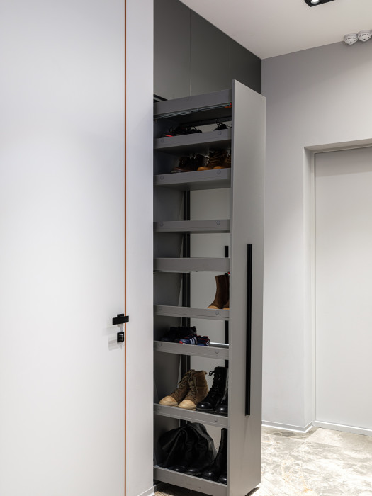 Шкаф в прихожую с выдвижной обувницей Шкаф в прихожую с выдвижной обувницей