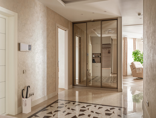 Встроенный шкаф-купе с пескоструйным рисунком Встроенный шкаф-купе с пескоструйным рисунком