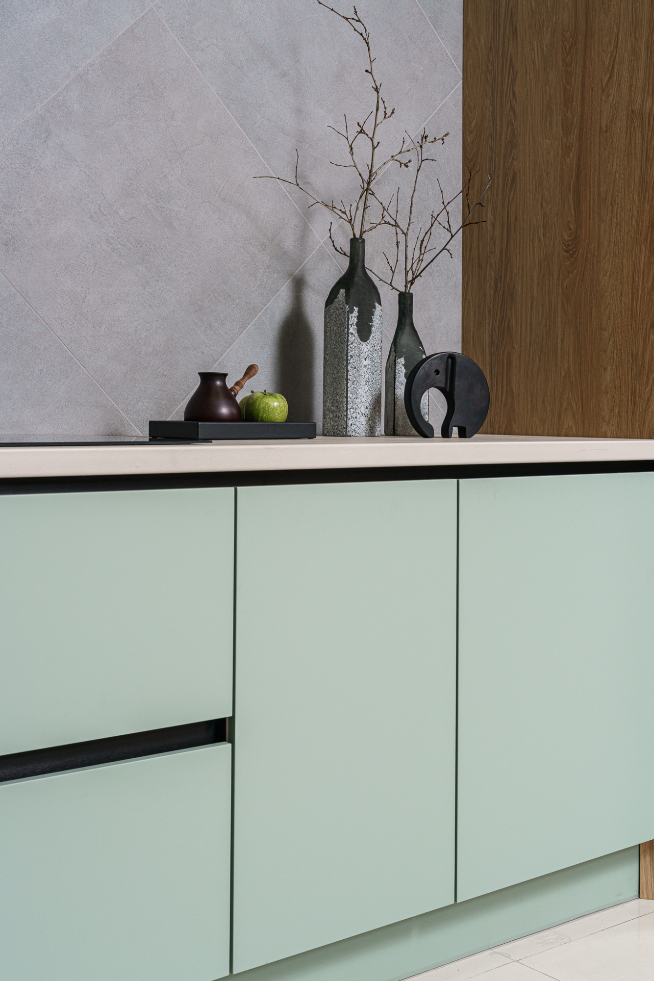 Прямая кухня с бутылочницей