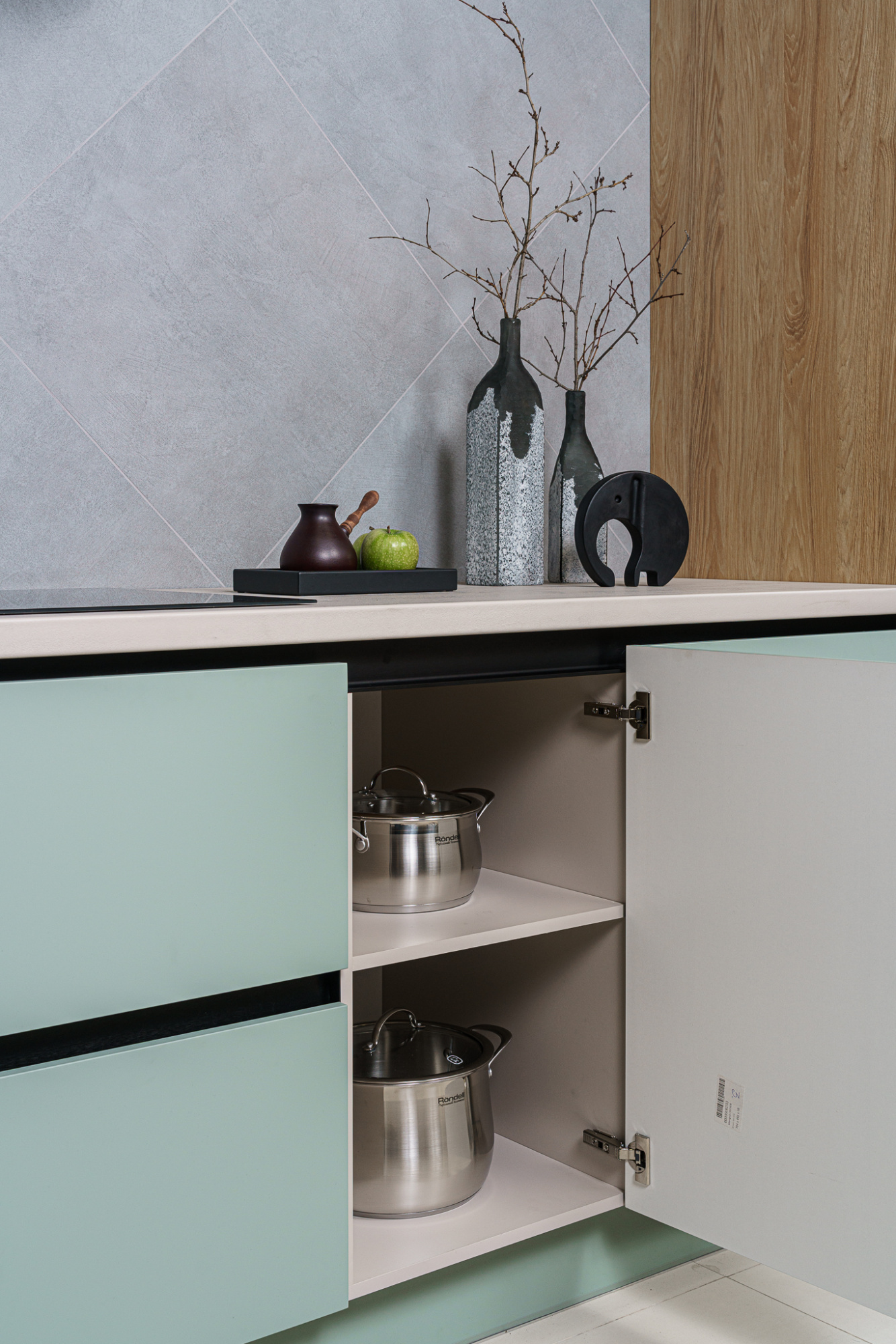 Прямая кухня с бутылочницей