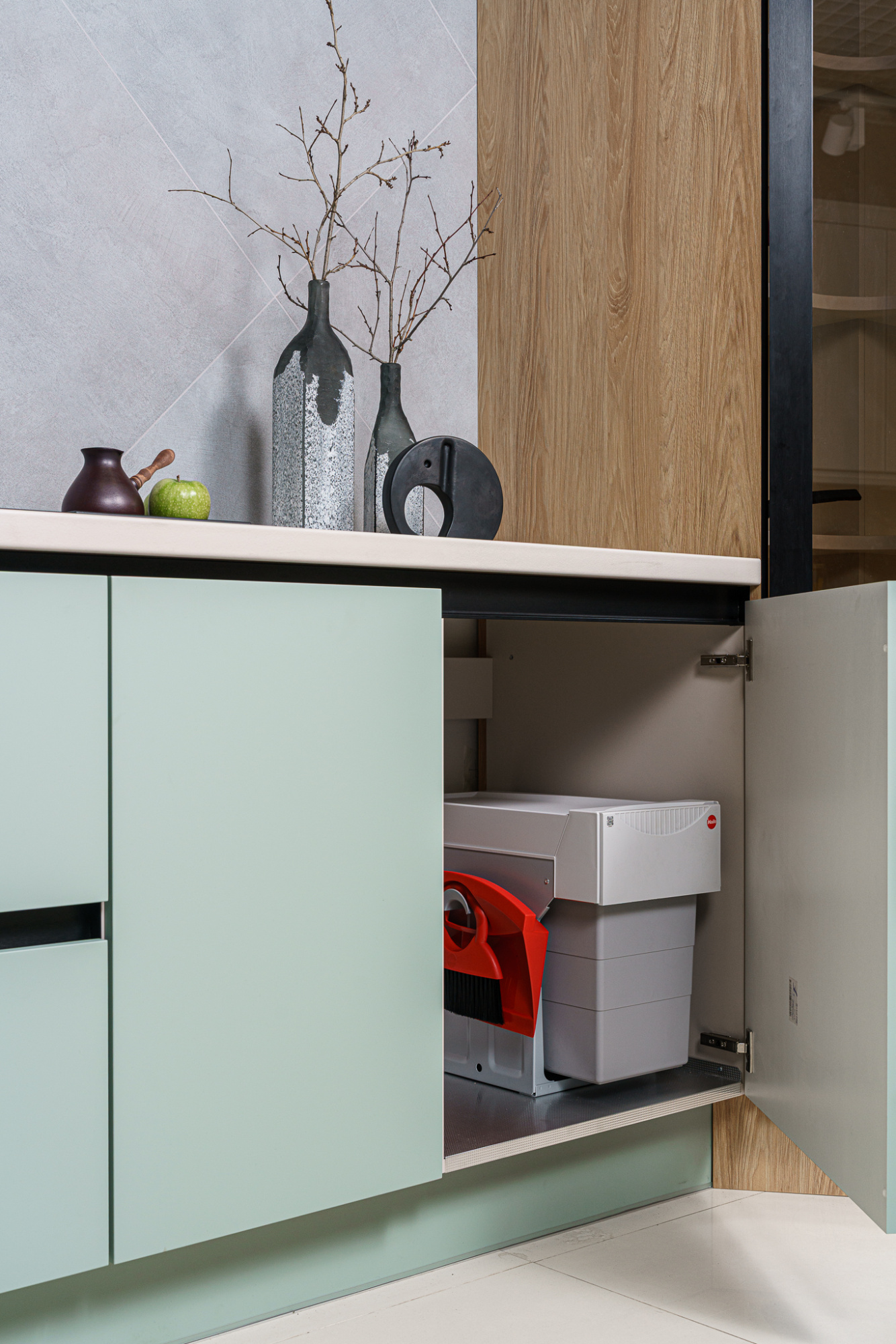 Прямая кухня с бутылочницей